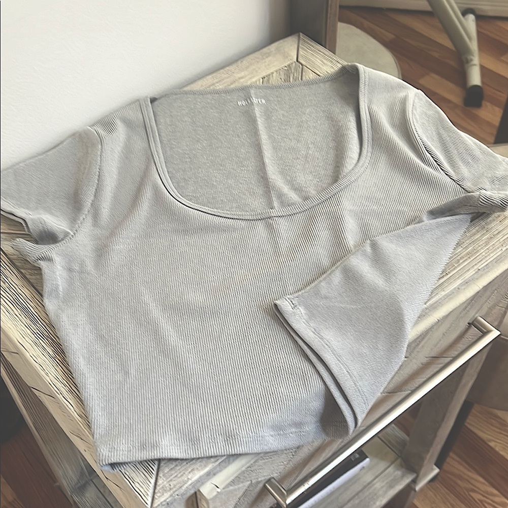 Hollister Women's Grey Cropped Top